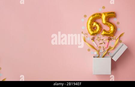 Nummer 65 Geburtstag Ballonfeier Geschenkbox Lay Flat Explosion Stockfoto