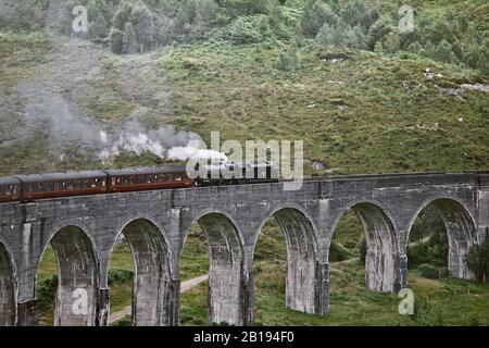 Jacobite Dampfzug bläst Dampf, wie es die Glenfinnan Viadukt, Glenfinnan, Inverness-Shire, Schottland überquert Stockfoto