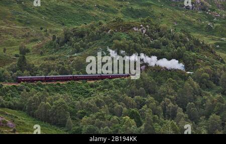 Jacobite Dampfzug bläst Dampf, wie es die Glenfinnan Viadukt, Glenfinnan, Inverness-Shire, Schottland überquert Stockfoto