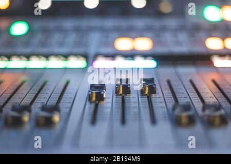 Professionelle Musikproduktion in einem Tonaufnahmestudio, Mixerpult Stockfoto