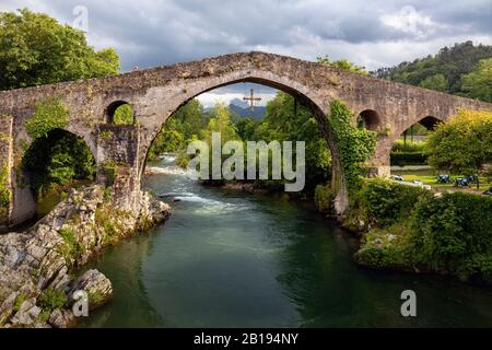 Dreifache Bogenbrücke über den Fluss Sella, Cangas de Onis, Asturien, Spanien. Die Brücke ist lokal als Römerbrücke bekannt. Obwohl es o gebaut wurde Stockfoto