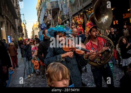 Musiker spielen während einer karnevalsrua in Barcelona. In Barcelonas gotischem Viertel gehen Anwohner von Nachbarschaftsschulen und assoziativen Zentren mit von ihnen selbst angefertigten Kostümen auf die Straße und marschieren durch die Innenstadt. Stockfoto