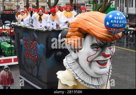 Köln, Deutschland. Februar 2020. Ein Motivwagen der Rosenmontagsprozession zeigt den amerikanischen präsidenten Donald Trump. Credit: Roberto Pfeil / dpa / Alamy Live News Stockfoto