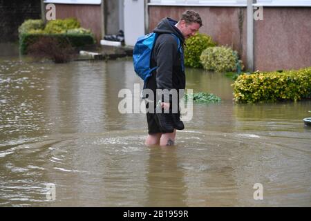 Ein Mann untersucht das Hochwasser in der Berwick Road, Shrewsbury, in der Nähe des River Severn, da Warnungen vor weiteren Überschwemmungen in ganz Großbritannien ausgegeben werden. Stockfoto