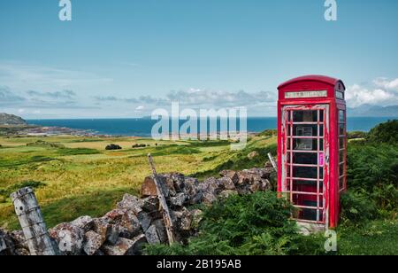 Fernsprechbox in Rot und Blick auf den Atlantischen Ozean, Ardnamurchan-Halbinsel, Lochaber, Highland, Schottland Stockfoto