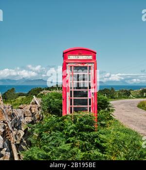 Traditionelle britische ikonische rote Fernsprechbox mit Blick auf den Atlantik, die Ardnamurchan-Halbinsel, Lochaber, Highland, Schottland Stockfoto