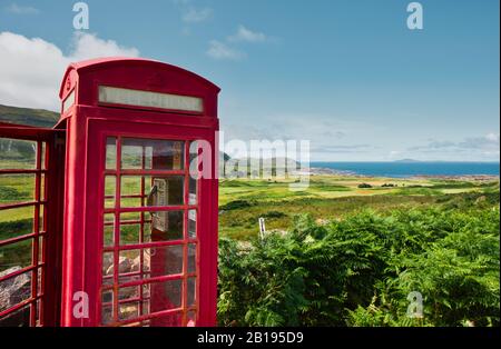 Ikonische rote abgelegene britische Telefonbox mit Blick auf den Atlantik, die Halbinsel Ardnamurchan, Lochaber, Highland, Schottland Stockfoto