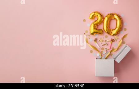 Nummer 20 Geburtstag Ballonfeier Geschenkbox Lay Flat Explosion Stockfoto