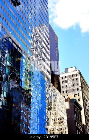 Alle Wolkenkratzer aus Glas türmen sich in New York City mit Reflexionen anderer Gebäude in der Umgebung, USA, Amerika. Stockfoto