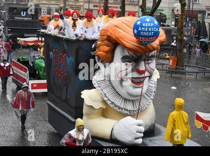 Köln, Deutschland. Februar 2020. Ein Motivwagen der Rosenmontagsprozession zeigt den amerikanischen präsidenten Donald Trump. Credit: Roberto Pfeil / dpa / Alamy Live News Stockfoto