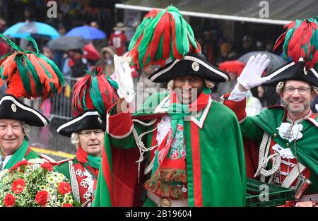 Köln, Deutschland. Februar 2020. Der Kölner Bundesliga-Profi Anthony Modeste (2. Von rechts) fährt mit einer Kutsche des Rosenmontag-Zuges. Credit: Roberto Pfeil / dpa / Alamy Live News Stockfoto