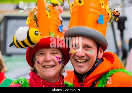 Mainz, Deutschland. Februar 2020. Zwei Narren stehen mit ihren Headressen zusammen. Die 69. Ausgabe der Rosenmontagsprozession seit dem Zweiten Weltkrieg hat das Motto "Humor ist Meenzer Lebensweise, gepaart mit Herz und Toleranz. Kredit: Andreas Arnold / dpa / Alamy Live News Stockfoto