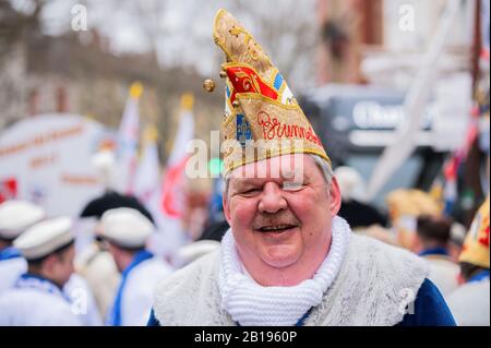 Mainz, Deutschland. Februar 2020. Volker Wagner, präsident des Brunnebutzers, steht auf der Parade. Die 69. Ausgabe der Rosenmontagsprozession seit dem Zweiten Weltkrieg hat das Motto "Humor ist Meenzer Lebensweise, gepaart mit Herz und Toleranz. Kredit: Andreas Arnold / dpa / Alamy Live News Stockfoto