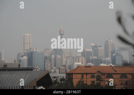 Sydney, NSW - 30. Oktober 2019: Die Sydney Skyline wird von verschiedenen Buschbränden in NSW in Rauch überschwecht. Stockfoto