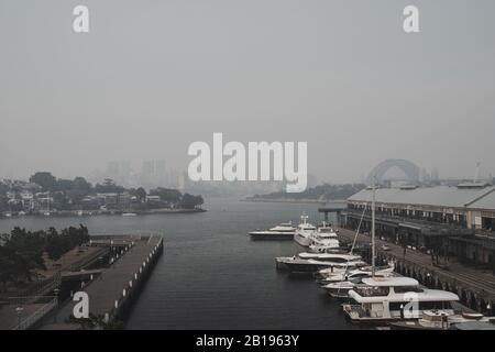 Sydney, NSW - 30. Oktober 2019: Die Sydney Skyline wird von verschiedenen Buschbränden in NSW in Rauch überschwecht. Stockfoto