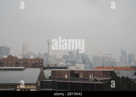 Sydney, NSW - 30. Oktober 2019: Die Sydney Skyline wird von verschiedenen Buschbränden in NSW in Rauch überschwecht. Stockfoto