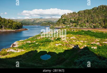 Schattenform des alten Schlosses Tioram und Blick auf Loch Moidart von der Gezeiteninsel Eilean Tioram, Lochaber, Highland, Schottland Stockfoto