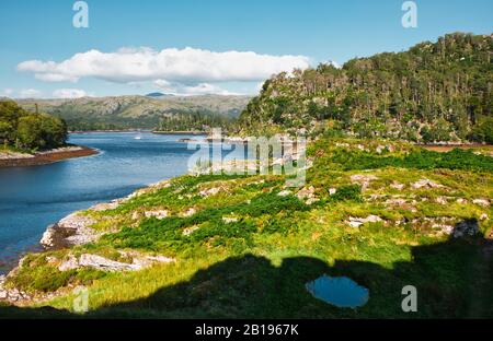 Schatten des alten Schlosses Tioram und Blick auf Loch Moidart von der Gezeiteninsel Eilean Tioram, Lochaber, Highland, Schottland Stockfoto