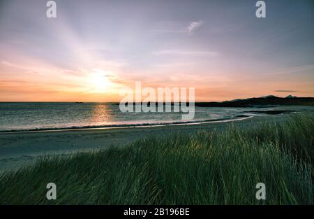 Machair gräbt über der Sanna Bay und dem Atlantischen Ozean bei Sonnenuntergang, Ardnamurchan-Halbinsel, Schottland Stockfoto