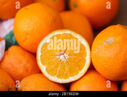 Orangenfrüchte in einem Obst- und Gemüseladen in Cardiff, wales. Stockfoto