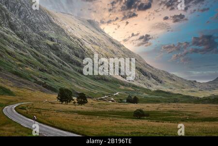 A82 Straße schlängelt sich durch die dramatische Berglandschaft von Glencoe, County of Argyll, Highland, Schottland Stockfoto