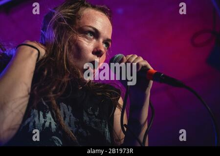 Bergen, Norwegen. September 2019. Die dänische Extreme-Metal-Band Xenoblight führt ein Live-Konzert im Inneren in Bergen durch. Hier ist die Vokalistin Marika Hyldmar live auf der Bühne zu sehen. (Foto: Gonzales Foto - Jarle H. Moe). Stockfoto