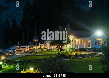 Walter Peak High Country Farm am Ufer des Lake Wakatipu, Neuseeland in der Nacht Stockfoto