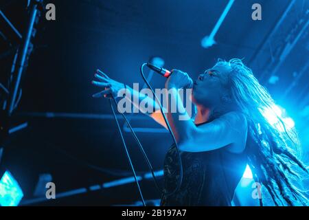 Bergen, Norwegen. September 2019. Die dänische Extreme-Metal-Band Xenoblight führt ein Live-Konzert im Inneren in Bergen durch. Hier ist die Vokalistin Marika Hyldmar live auf der Bühne zu sehen. (Foto: Gonzales Foto - Jarle H. Moe). Stockfoto