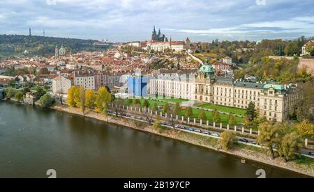 Die Strakova akademie in Prag Stockfoto