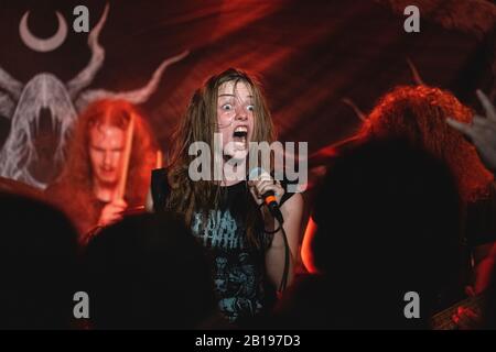 Bergen, Norwegen. September 2019. Die dänische Extreme-Metal-Band Xenoblight führt ein Live-Konzert im Inneren in Bergen durch. Hier ist die Vokalistin Marika Hyldmar live auf der Bühne zu sehen. (Foto: Gonzales Foto - Jarle H. Moe). Stockfoto