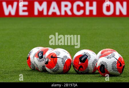 Ein allgemeiner Blick auf den neuen Nike Tunnel Vision Merlin Matchball auf dem Spielfeld vor dem Premier League Match in St Mary's Southampton. Stockfoto