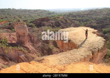 Die berühmte Attraktion in Kenia ist die Schlucht der hell's Kitchen - Steine und Felsen mit farbenfrohem Sand in der Nähe von Marafa, Malindi. Ostafrika Erosion von Sand Stockfoto