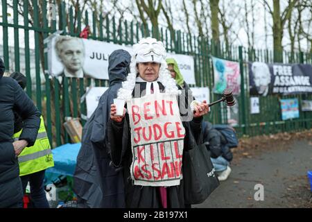 Ein Anhänger von Julian Assange vor dem Belmarsh Magistrates' Court in London, wo die Auslieferungsverhandlung von Wikileaks-Gründer stattfinden soll. Stockfoto