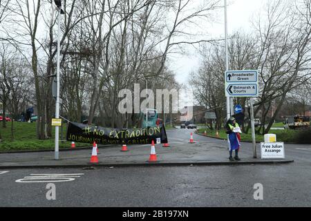 Ein Anhänger von Julian Assange vor dem Belmarsh Magistrates' Court in London, wo die Auslieferungsverhandlung von Wikileaks-Gründer stattfinden soll. Stockfoto