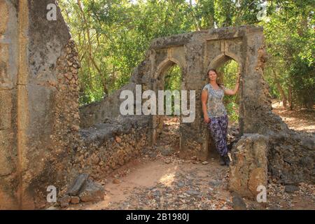 Die alte verlassene arabische Stadt Gede in der Nähe von Malindi, Kenia. Classic Swahili Architektur und White Tourist Girl Stockfoto