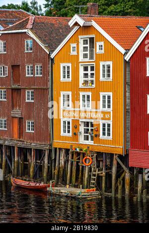 Eine Reihe farbenfroher Häuser am Ufer des Flusses Nidelva, Trondheim Stockfoto