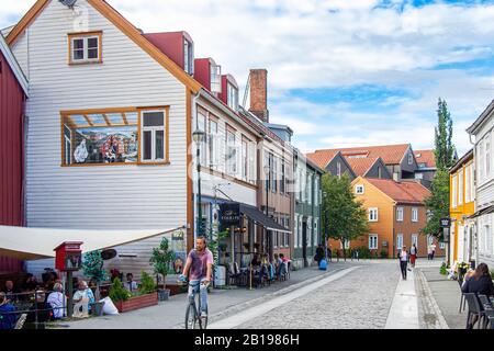 Café im Freien in der Straße des Trondheim Centers. Norwegen Stockfoto