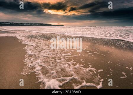 Abendlicht über eine Flut am Fistral Beach in Newquay in Cornwall. Stockfoto