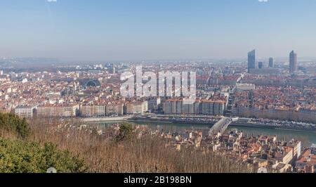 Stadtbild von Lyon, Blick auf großen Turm und schöne alte Brücke, Frankreich Stockfoto