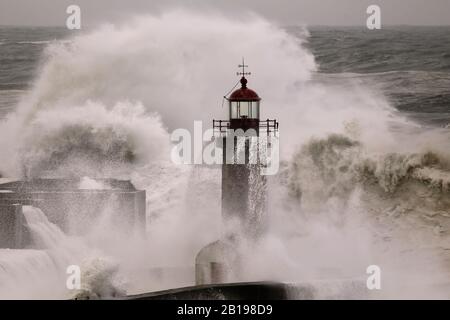 Sturm auf See. Douro River Old Pier und Leuchtturm. Stockfoto