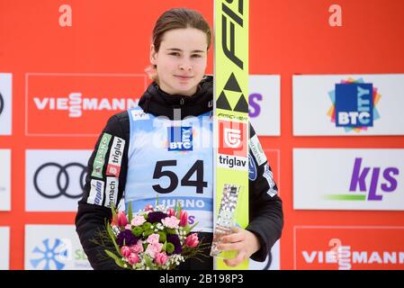 Ljubno, Slowenien. Februar 2020. Nika Kriznar aus Slowenien feiert beim Fis-Skispringen-Weltcup Ljubno 2020 am 23. Februar 2020 im slowenischen Ljubno ihren dritten Platz. (Foto von Rok Rakun/Pacific Press) Credit: Pacific Press Agency/Alamy Live News Stockfoto