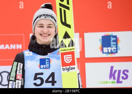 Ljubno, Slowenien. Februar 2020. Nika Kriznar aus Slowenien feiert beim Fis-Skispringen-Weltcup Ljubno 2020 am 23. Februar 2020 im slowenischen Ljubno ihren dritten Platz. (Foto von Rok Rakun/Pacific Press) Credit: Pacific Press Agency/Alamy Live News Stockfoto