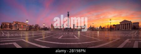 Budapest, Ungarn. Panorama-Stadtbild des Heldenplatzes mit dem Millenniumsdenkmal Budapest, Ungarn bei schönem Sonnenaufgang. Stockfoto