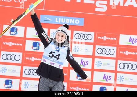 Ljubno, Slowenien. Februar 2020. Nika Kriznar aus Slowenien feiert beim Fis-Skispringen-Weltcup Ljubno 2020 am 23. Februar 2020 im slowenischen Ljubno ihren dritten Platz. (Foto von Rok Rakun/Pacific Press) Credit: Pacific Press Agency/Alamy Live News Stockfoto