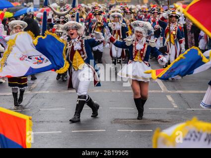 Mainz, Deutschland. Februar 2020. Zwei Guardmänner der Mainzer Ranzengarde tanzen auf der Straße. Die 69. Ausgabe der Rosenmontagsprozession seit dem Zweiten Weltkrieg hat das Motto "Humor ist Meenzer Lebensweise, gepaart mit Herz und Toleranz. Kredit: Andreas Arnold / dpa / Alamy Live News Stockfoto