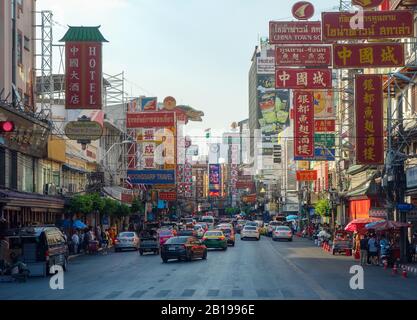 Bangkok, Thailand. Januar 2020. Eine Straße voller Autos im chinesischen Viertel (Chinatown). Credit: Damian Gollnisch / dpa-Zentralbild / ZB / dpa / Alamy Live News Stockfoto