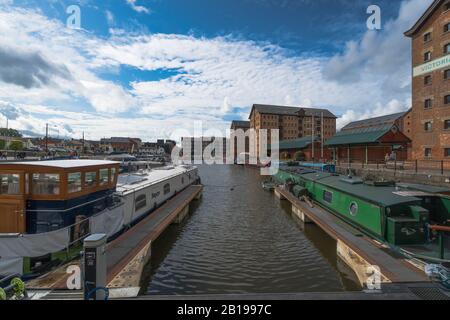 Enge Boote moorierten in Gloucester Docks, Gloucestershire UK. September 2019 Stockfoto