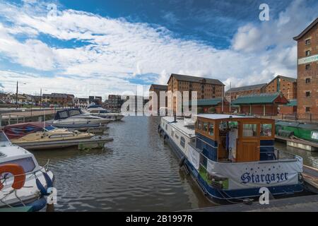 Enge Boote moorierten in Gloucester Docks, Gloucestershire UK. September 2019 Stockfoto