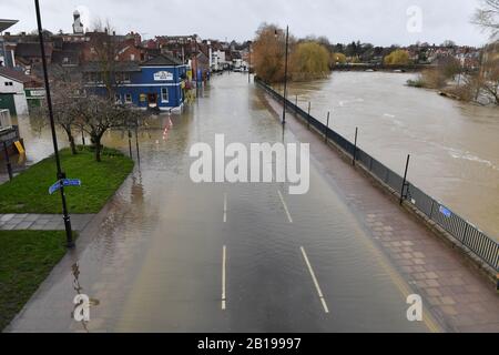 Die überschwemmte Smithfield Road in Shrewsbury, da in England und Wales weitere Hochwasserwarnungen ausgegeben wurden. Stockfoto