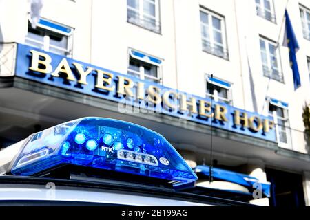 Polizei, Auto, Blau, Flash, Blinken, Licht, Leuchten, LED, VIP, wichtig, Schützen, Speichern, Hotel, Bayerischer Hof, München, Gebäude, Haus, Eintrag, VORNE, Stockfoto